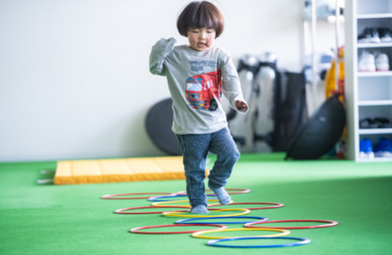 3歳から体操教室へ通うメリットとは！？JPCスポーツ教室小牧中央店でレッツ体幹トレーニング♪